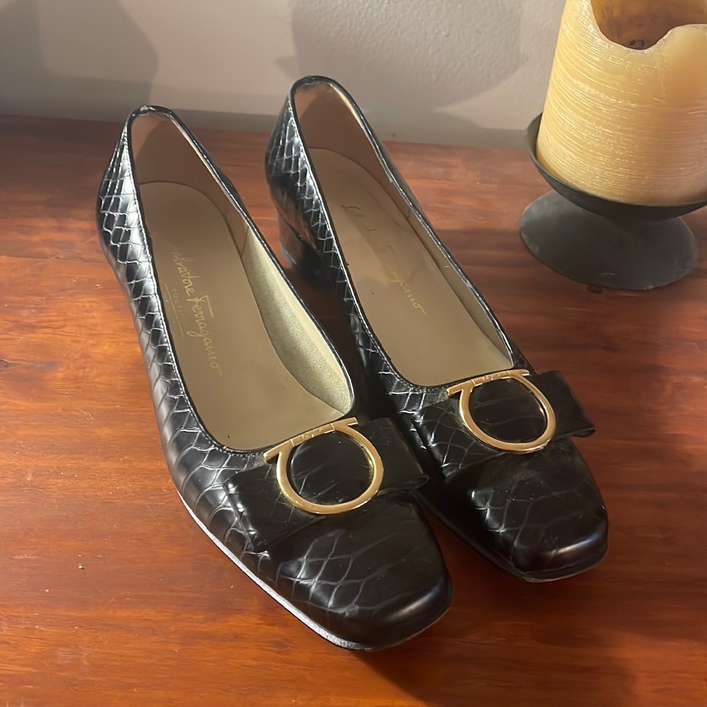 Salvatore Ferragamo 7 1/2 black leather pump crocodile pattern embossed